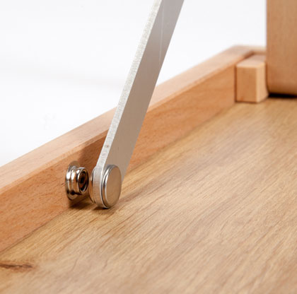 Nahaufnahme vom Druckknopf aus Metal bei aufgeklappter Mini Tischtennisplatte Brauner Natur Tisch mit Holzmaserung DISH TENNIS